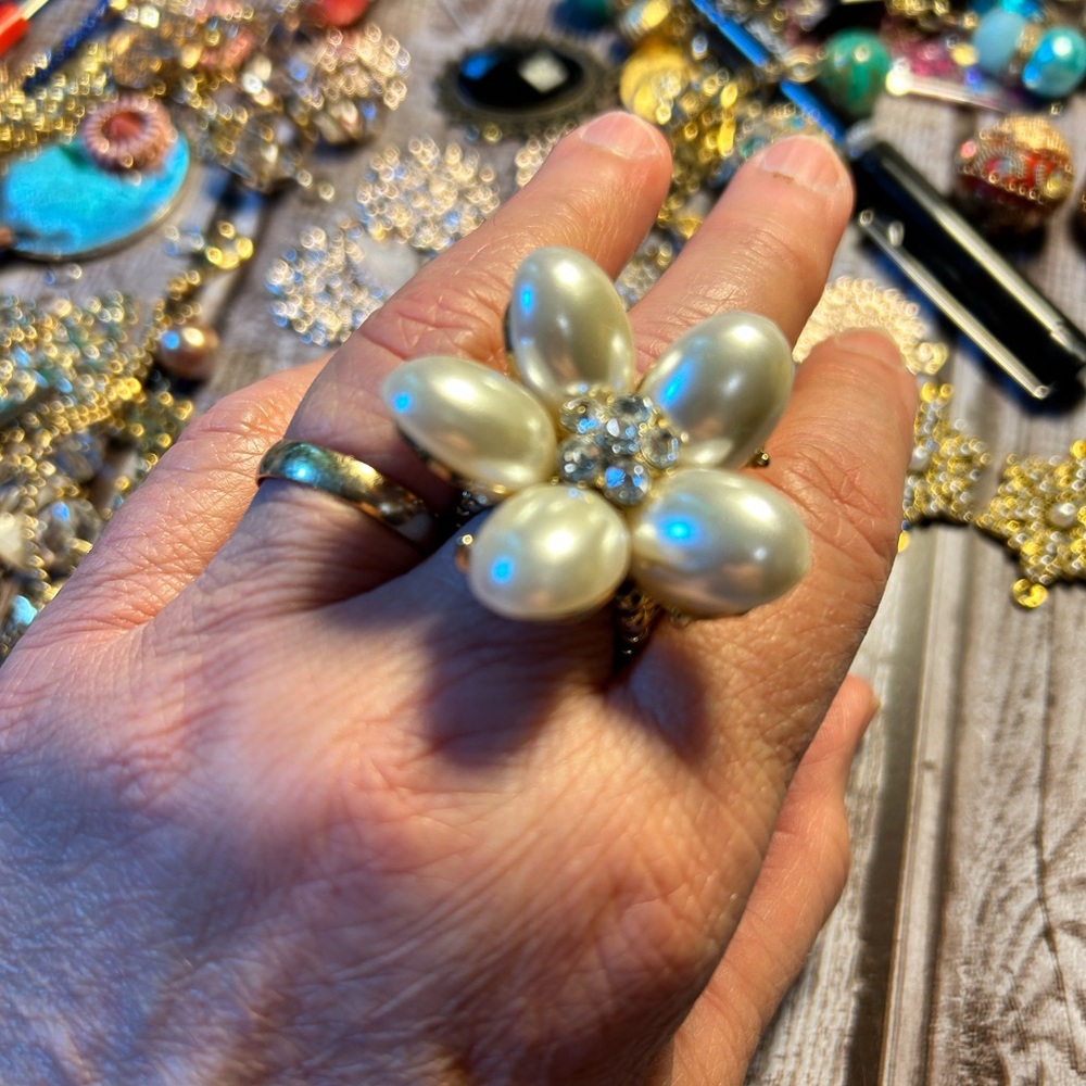Gold and pearl ring
